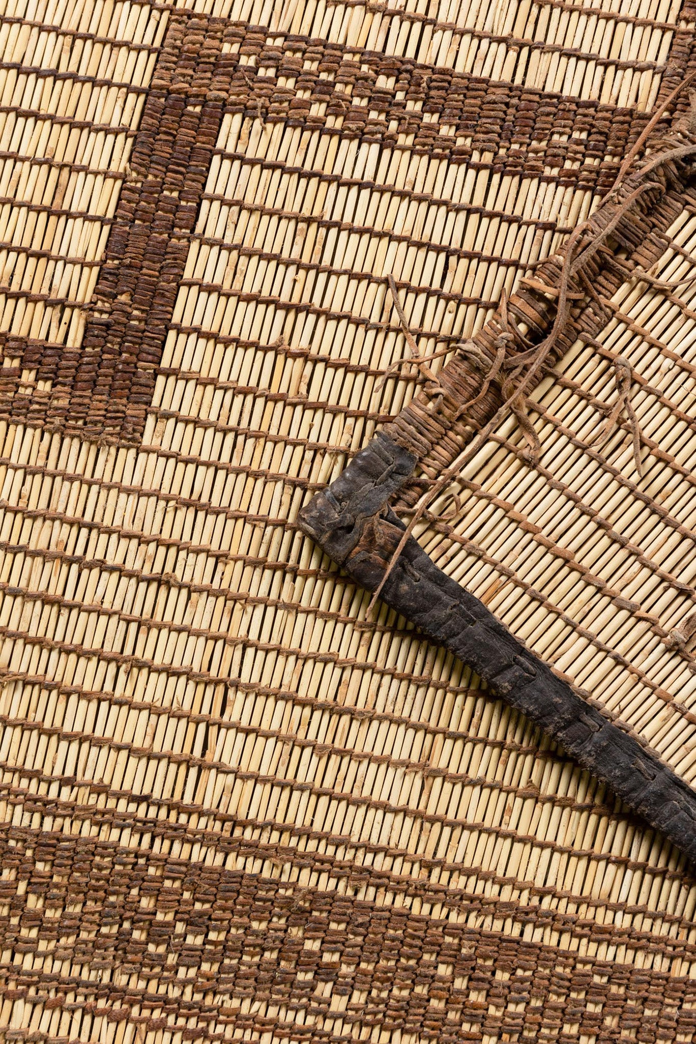 MOROCCAN LEATHER AND REED TOUREG 189X269